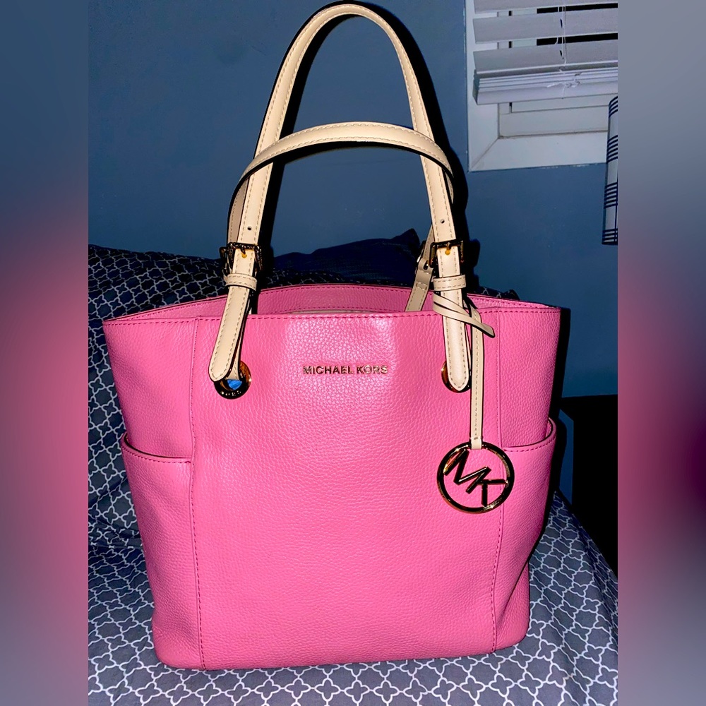 Beautiful pink MK bag very big extra space to put all your accessories!☺️